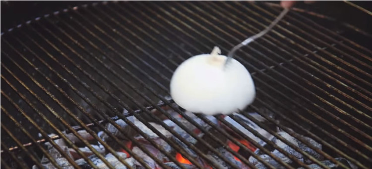 Clean grill with onion